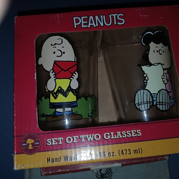 2 peanut glasses and 2 Charlie brown books. - Picture 4 of 6